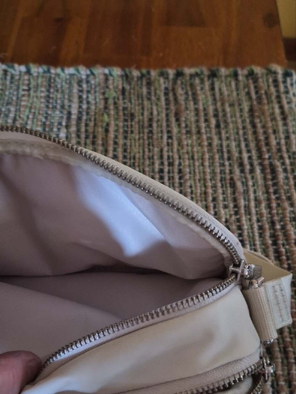 LuLu Lemon Crossbody Bag 2L  Bag Cream Color Nwot - Picture 6 of 6